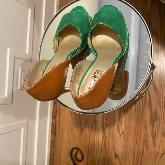 Coach and Four Two-Tone Heels (NWOT) - Picture 5 of 8